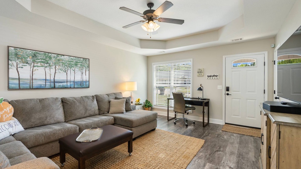 Perry House | Newly renovated townhome 11 min from GA National Fair Grounds!