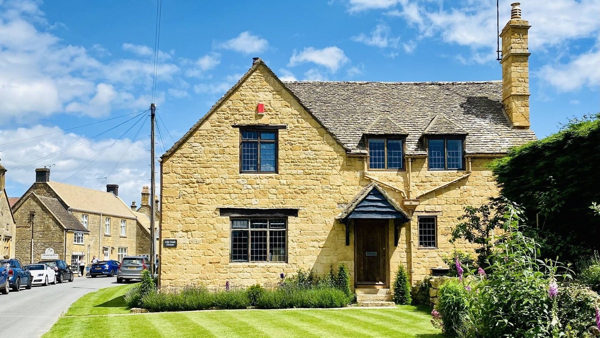 Willersey House | Newly renovated traditional Cotswold house with hot tub and sauna
