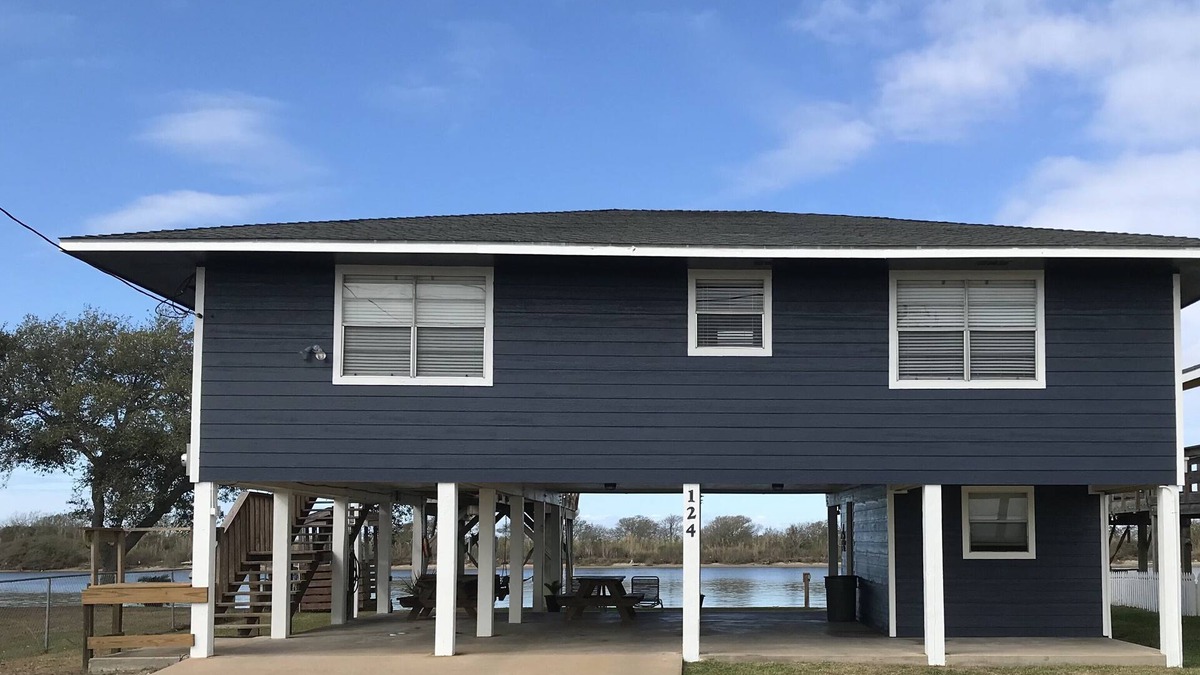 Matagorda House | Newly Renovated Waterfront Home *Prime Fishing*