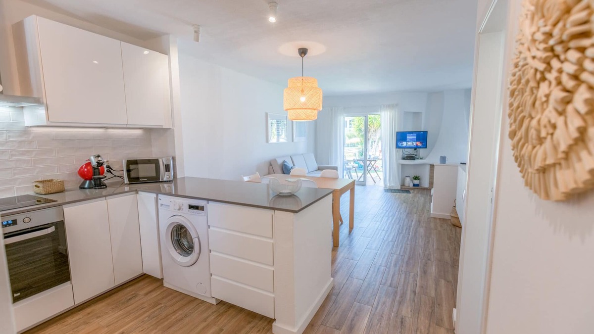 Alpouvar Apartment | Newly updated 2 Bed 2 Bath Poolside Apartment withAC & WIFI