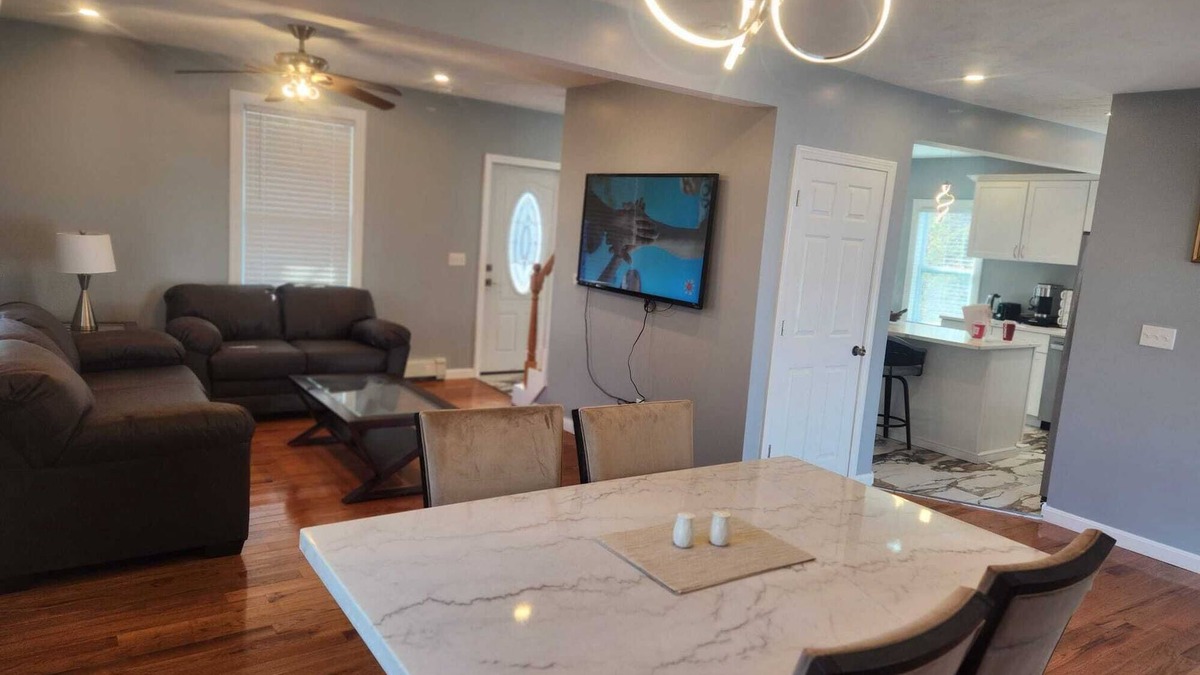 Worcester House | Newly updated/furnished 3 bedrooms house