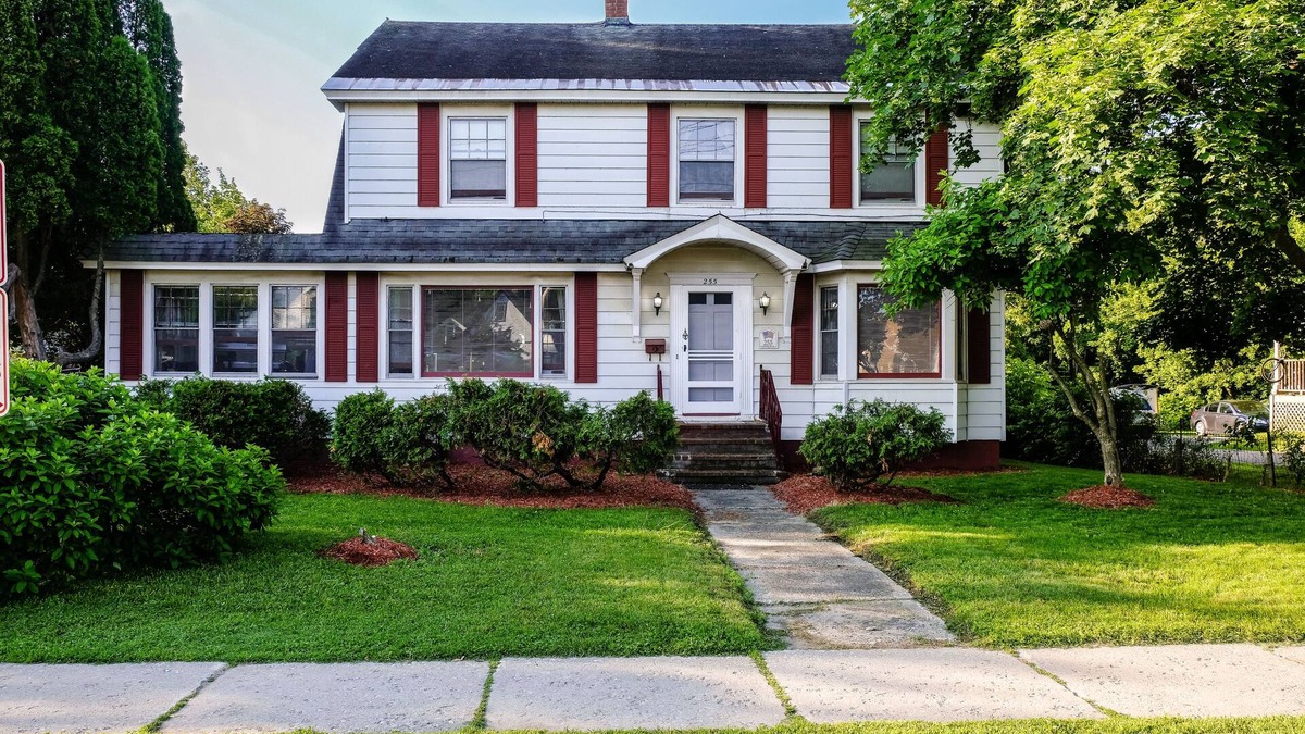 Centennial House | Newly Updated Large Home, Walk Downtown, UVM & Hospital ~ Includes Bicycles!
