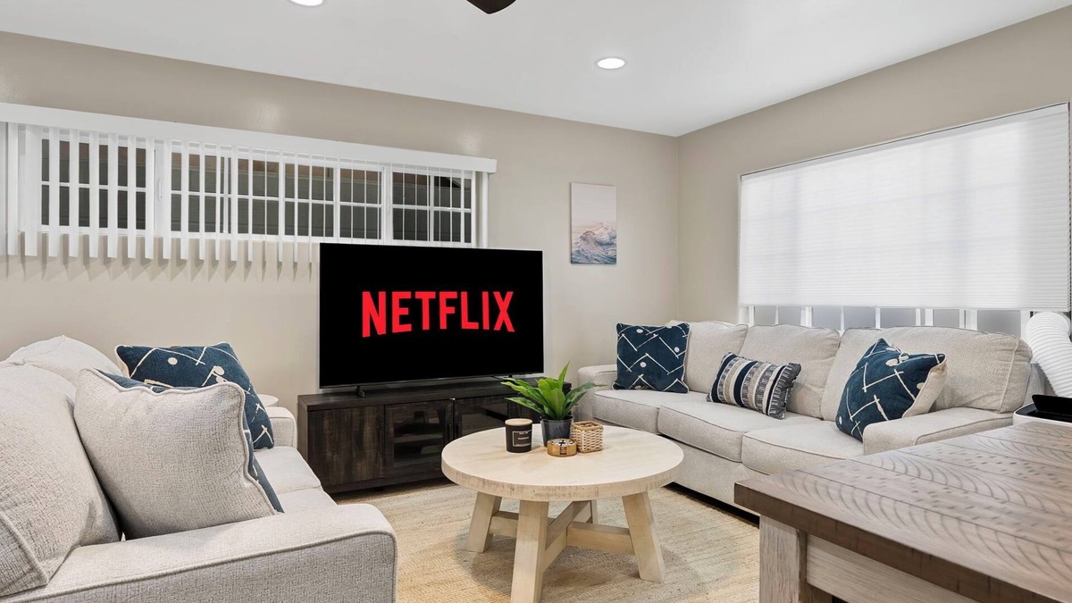 Balboa Peninsula House | Newport Beach Modern King 2BR2BA Steps to Sand with - AC - Wifi - Smart TVs