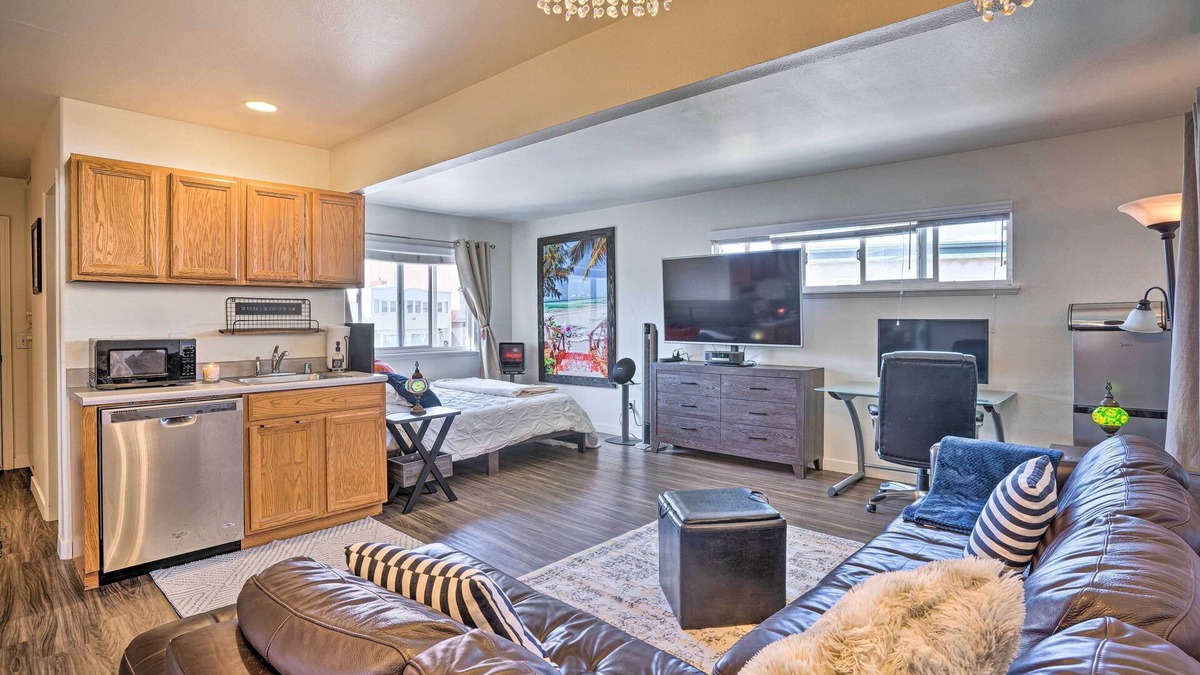 Balboa Peninsula Apartment | Newport Beach Vacation Rental - Short Walk to Pier