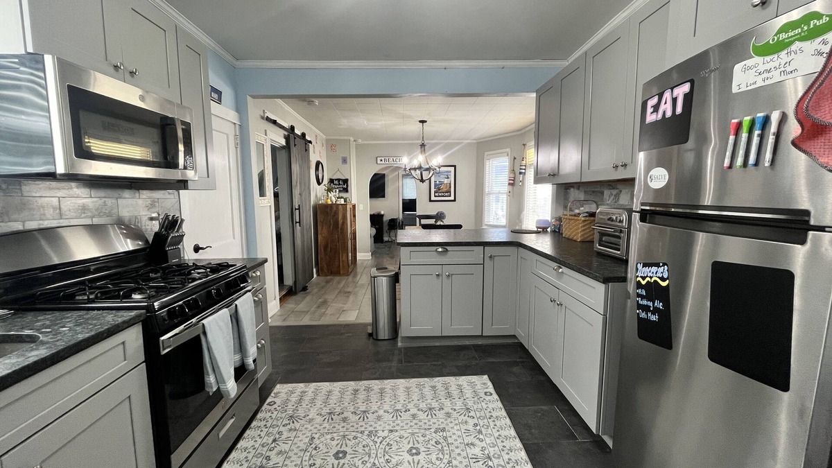 Fifth Ward Apartment | Newport Summer Retreat
