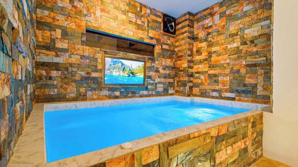 Zona Rosa Apartment | Next to Lleras Park, Huge Jacuzzi! 6-bd apartment 1 block from Park LLeras 6