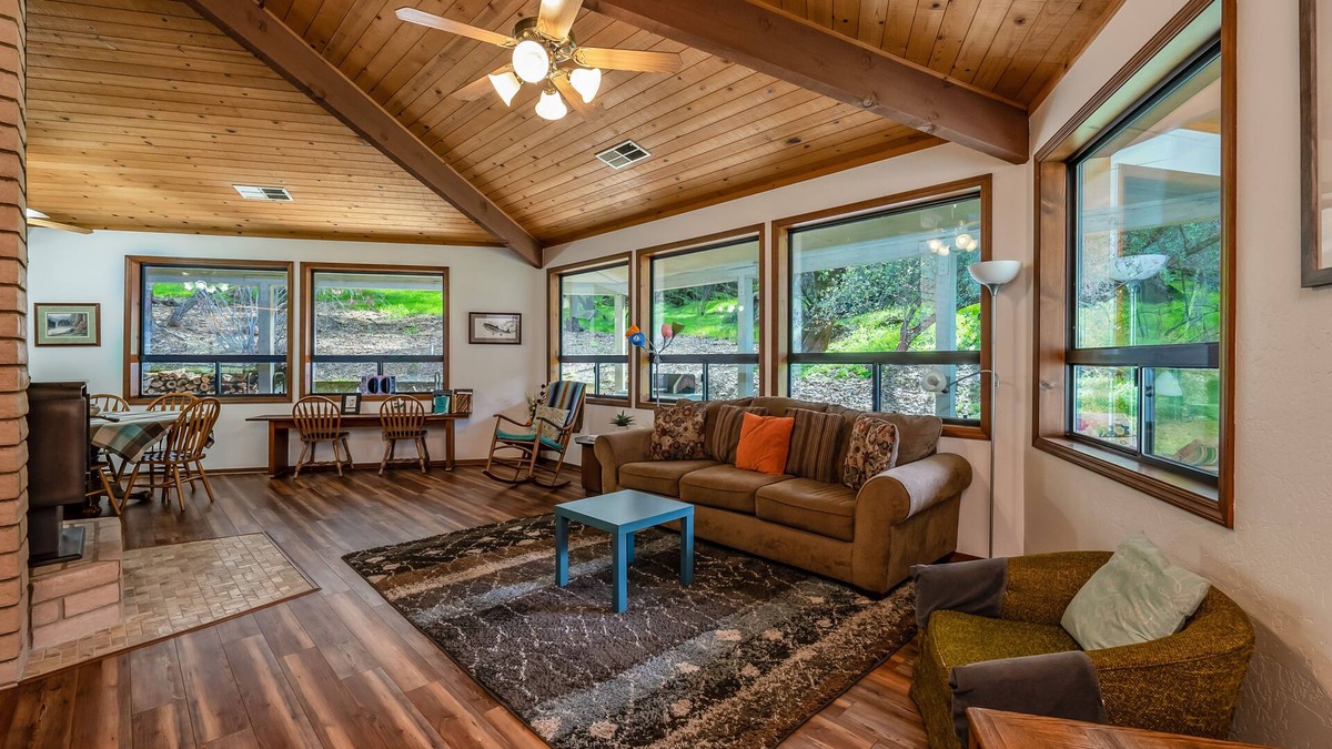 Three Rivers House | Next to Sequoia National Park Entrance and Pet Friendly!