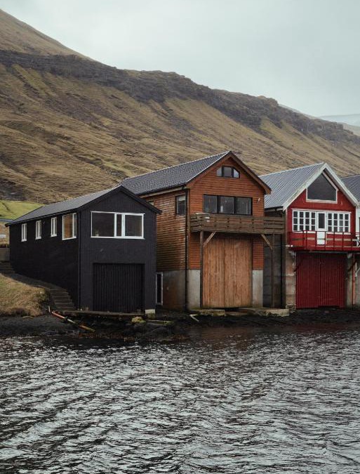 Streymoy House | Neystastova - Boathouse Stay with Fjord Views