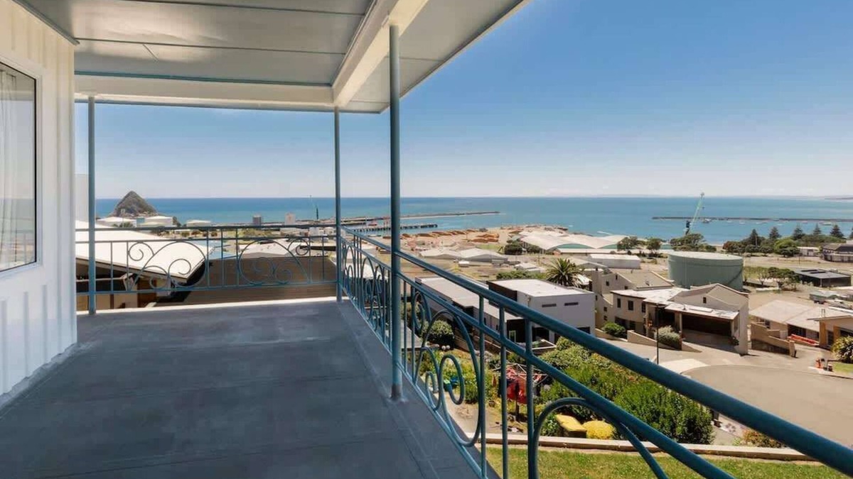 New Plymouth House | Ngamotu Vista: Panoramic Sea Views