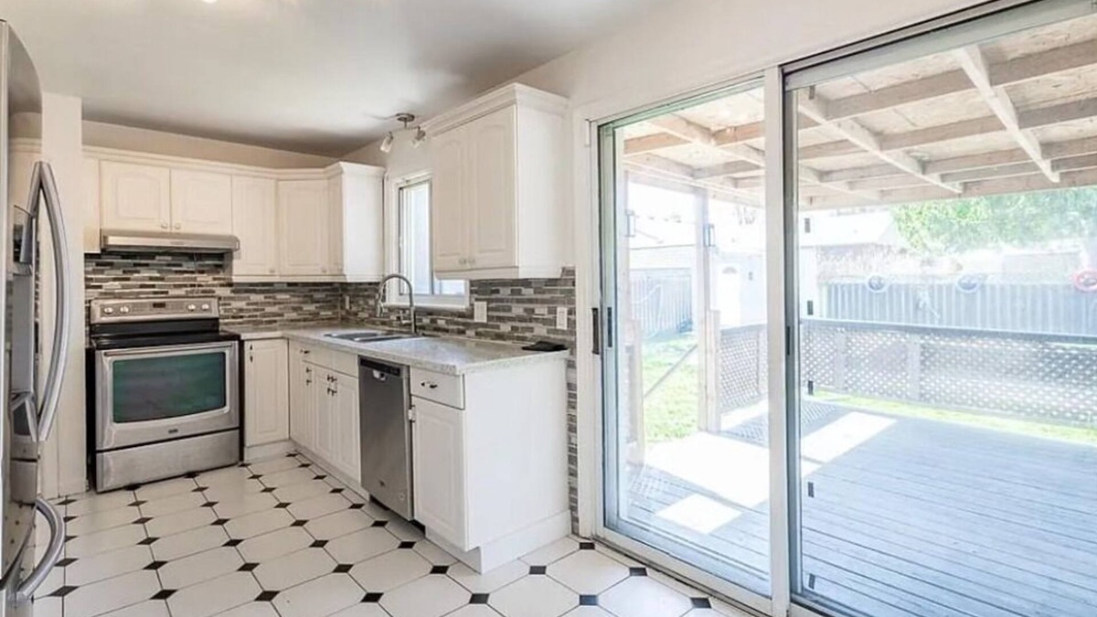 Niagara Falls House | Niagara 5 Bedroom Bungalow with Pool & Hot Tub
