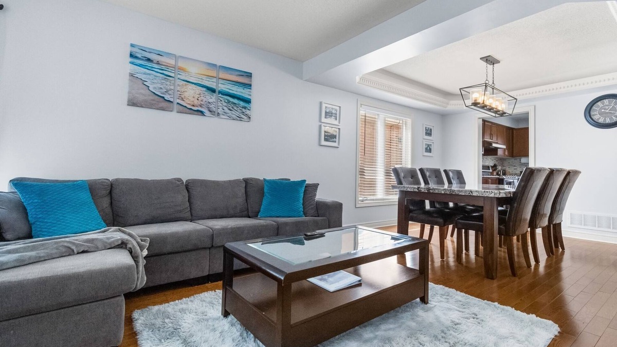 Glendale House | Niagara House - 3 Queen Beds - 12min to Falls - steps to Royal Niagara Golf Club