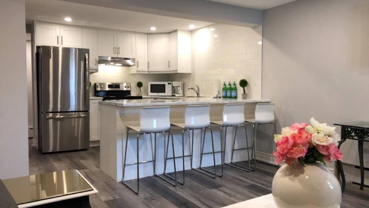 Welland House | Niagara Luxury - Warm, Cozy and Clean Suite Stay