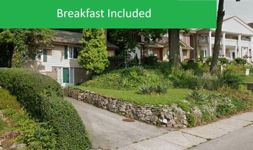Niagara Falls House | Niagara Riverview Closest to Falls, Free Breakfast Delivered Daily