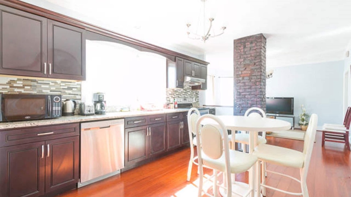 East Somerville Apartment | Nice 3 Bedroom Home Perfect for Access to Central Boston and Cambridge