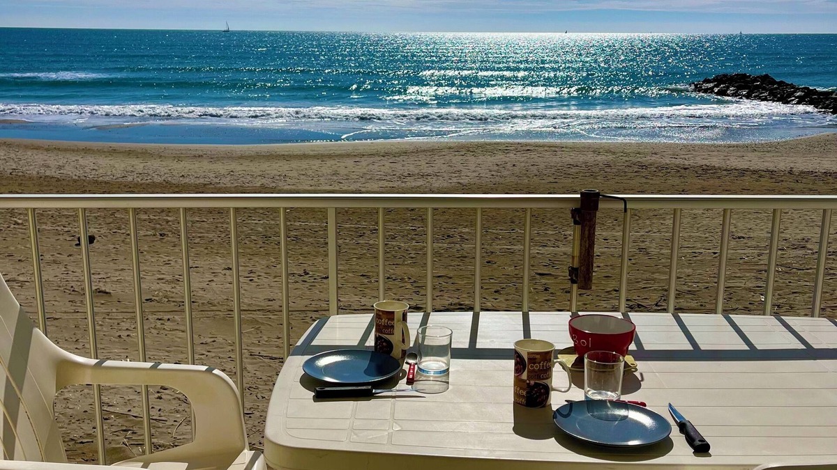 Palavas-les-Flots Condo | Nice air-conditioned studio - wifi - sea view and direct beach access