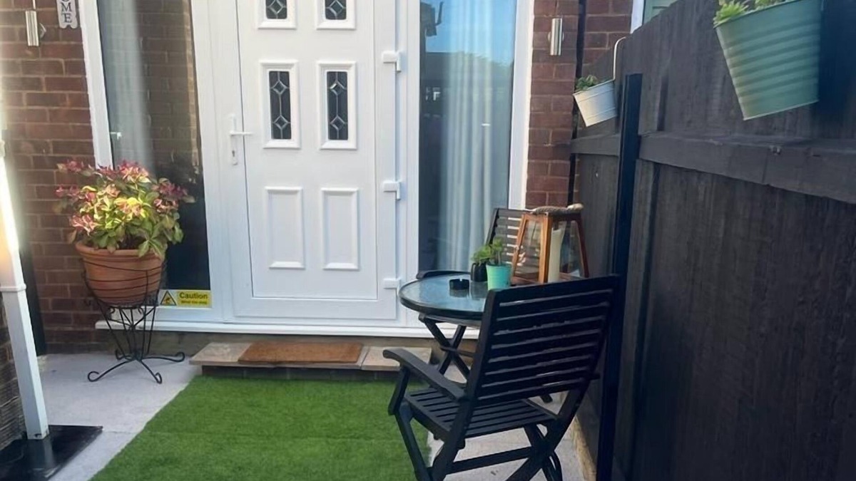 Luton Apartment | Nice And Cosy Large Studio Near to London Luton Airport (Pet Friendly)