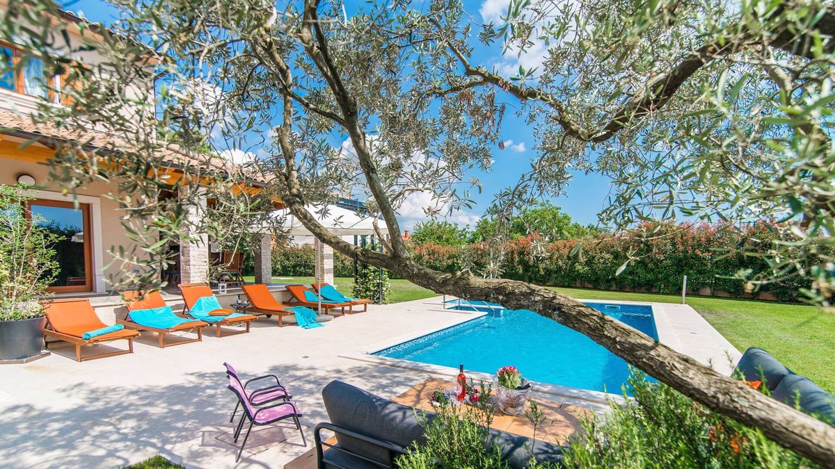 Bale Cabin | Nice and spacious villa with pool and garden in a small village called Salambati