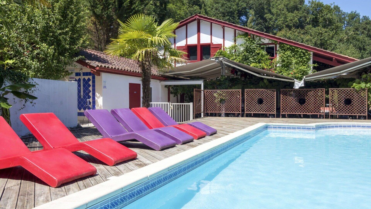 La Bastide-Clairence Apartment | Nice apartment for 8 guests with pool, WIFI, TV, terrace and pets allowed