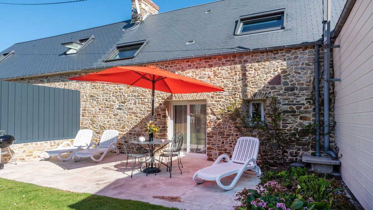 Creances Villa | Nice apartment in villa for 4 guests with WIFI, TV, terrace and pets allowed