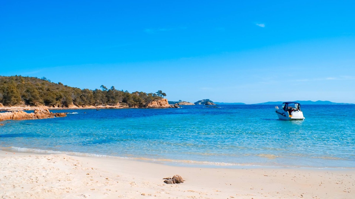 Les Bormettes Apartment | Nice apartment 6 pers. 250 m from BEACH with HEATED SWIMMING POOL and TENNIS (5)