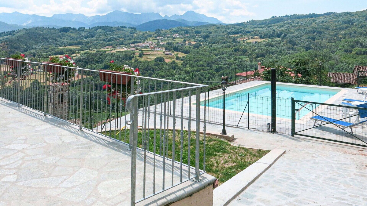 Villa Collemandina Villa | Nice apartment in villa for 5 people with pool, WIFI, terrace and pets allowed