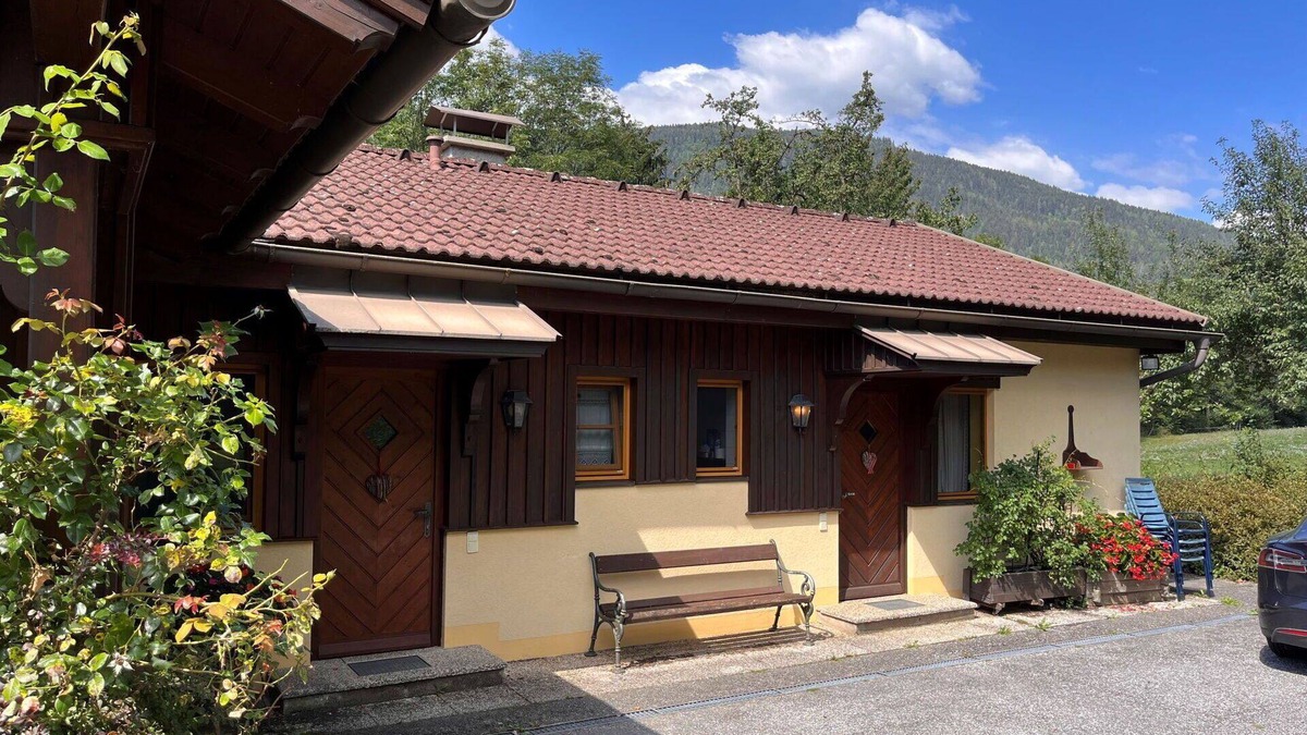 Treffen Villa | Nice apartment in villa for 4 guests with WIFI, TV, terrace, pets allowed and parking