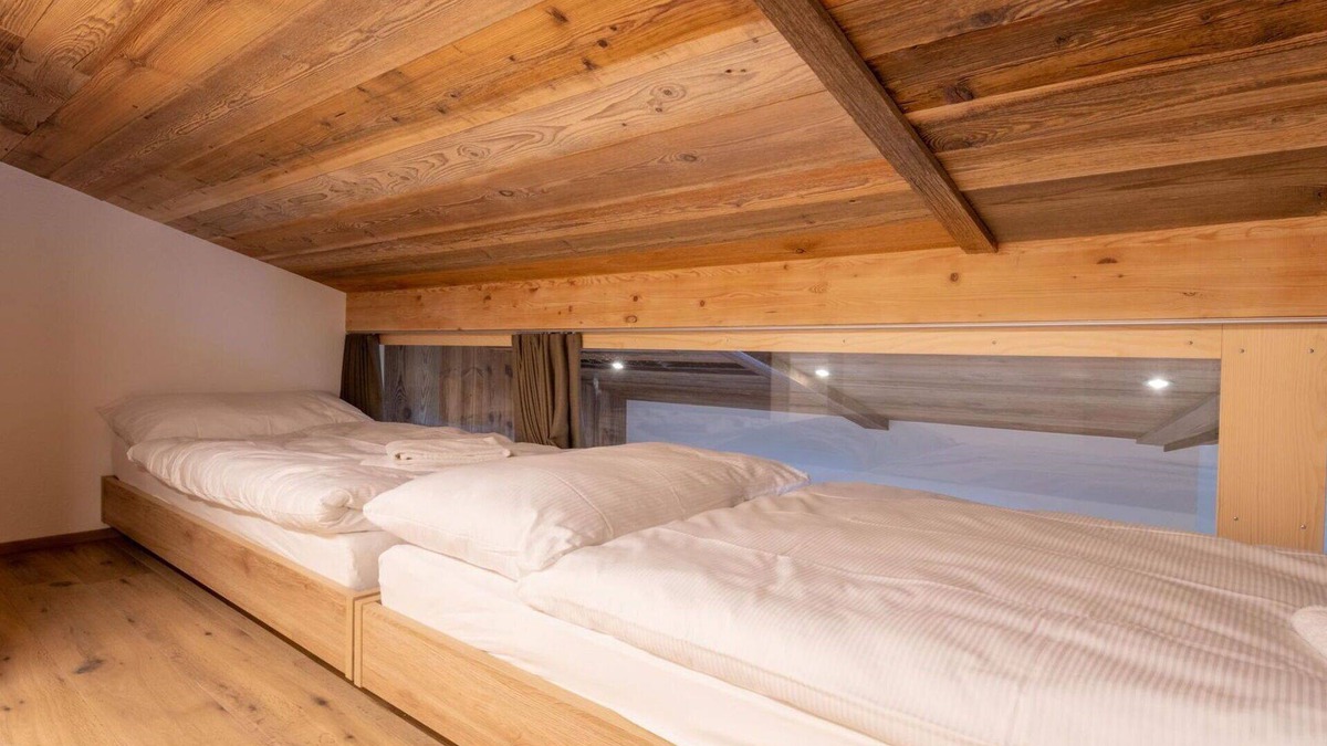 Saas Almagell Apartment | Nice apartment for 7 people with hot tub, WIFI, TV and balcony