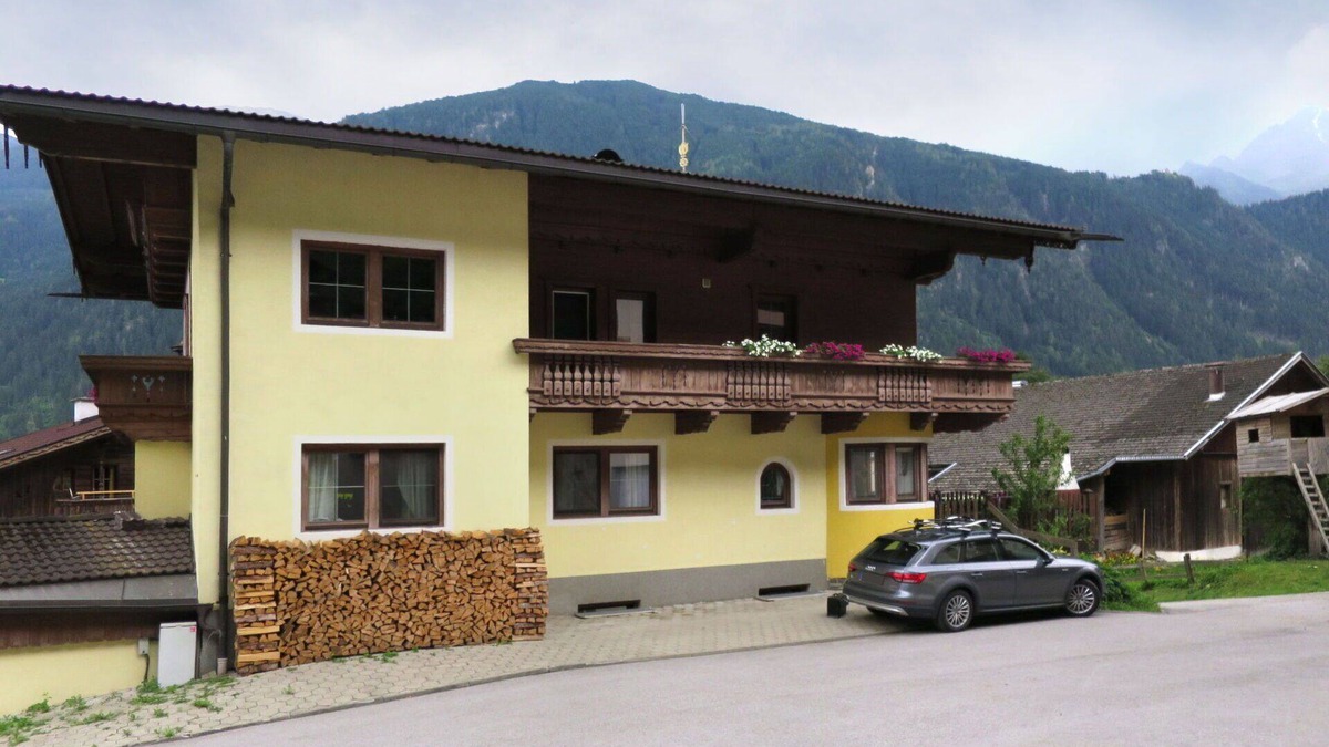 Burgstall Apartment | Nice apartment for 10 people with WIFI, TV, balcony and parking