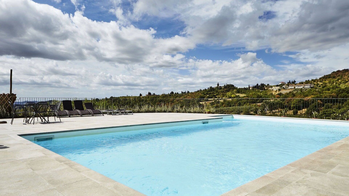 Capolona Apartment | Nice apartment for 2 people with pool, WIFI, TV, pets allowed and panoramic view, close to Arezzo