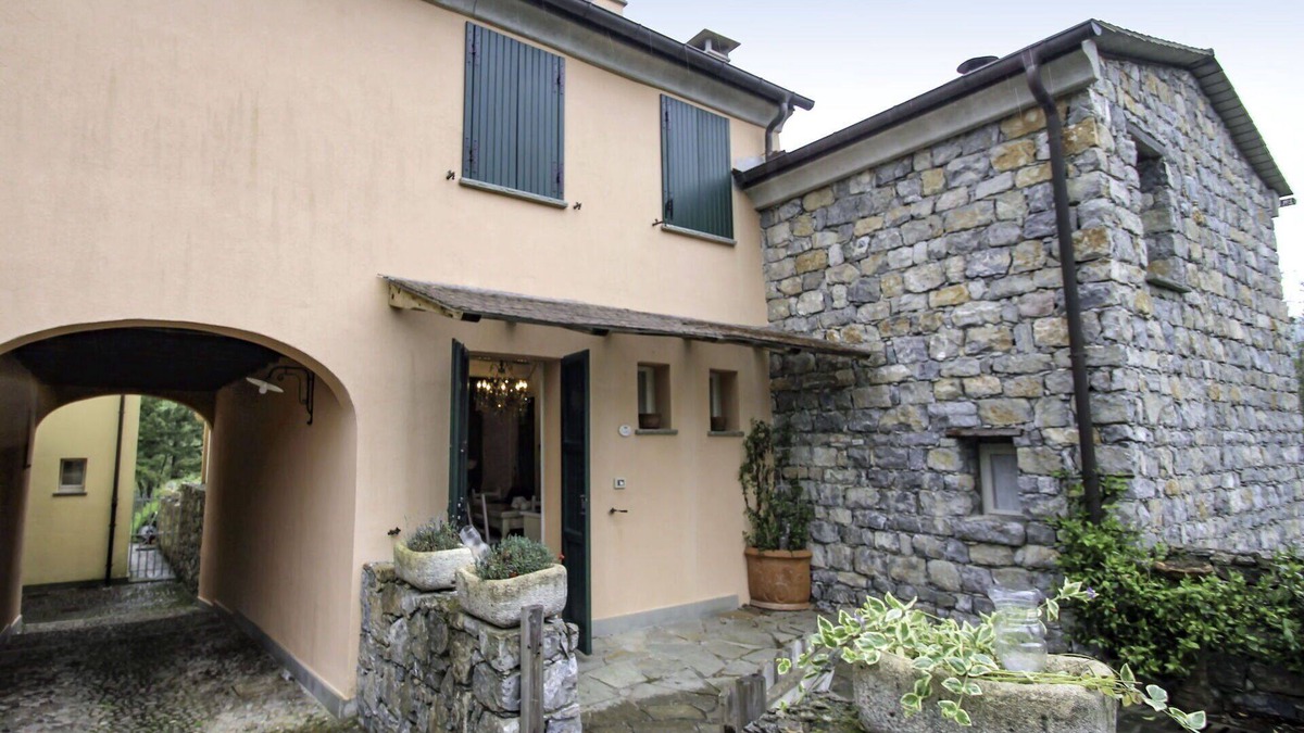 Cinque Terre Apartment | Nice apartment for 5 people with WIFI, pool, TV and patio
