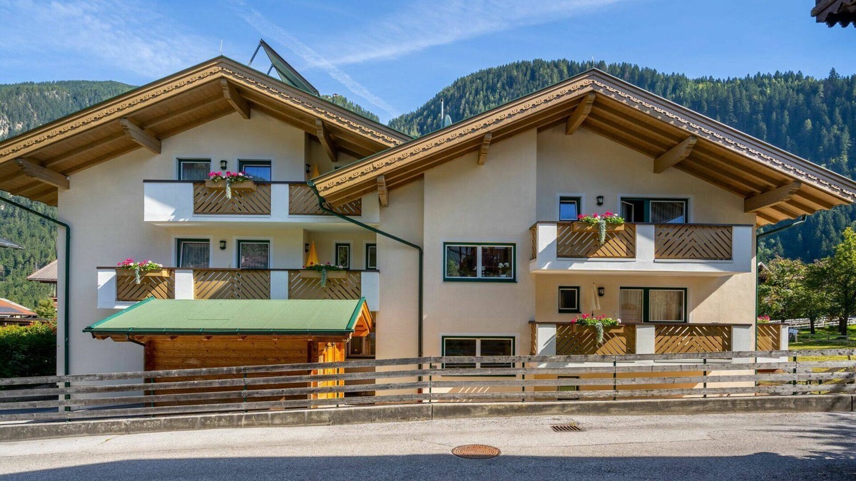 Mayrhofen Apartment | Nice apartment for 6 people with WIFI, TV, terrace, pets allowed and parking