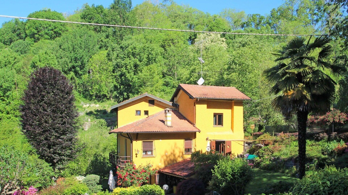 Oleggio Castello Apartment | Nice apartment for 6 guests with WIFI, TV, terrace and pets allowed
