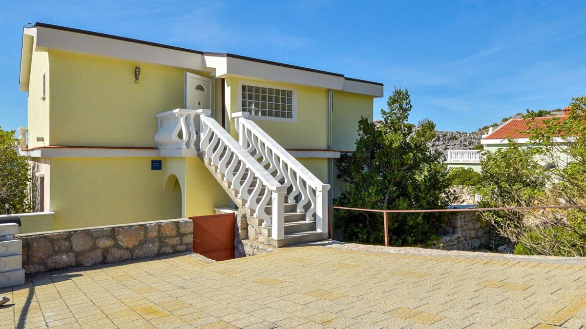 Ribarica Apartment | Nice apartment for 6 people with A/C, WIFI, TV and terrace