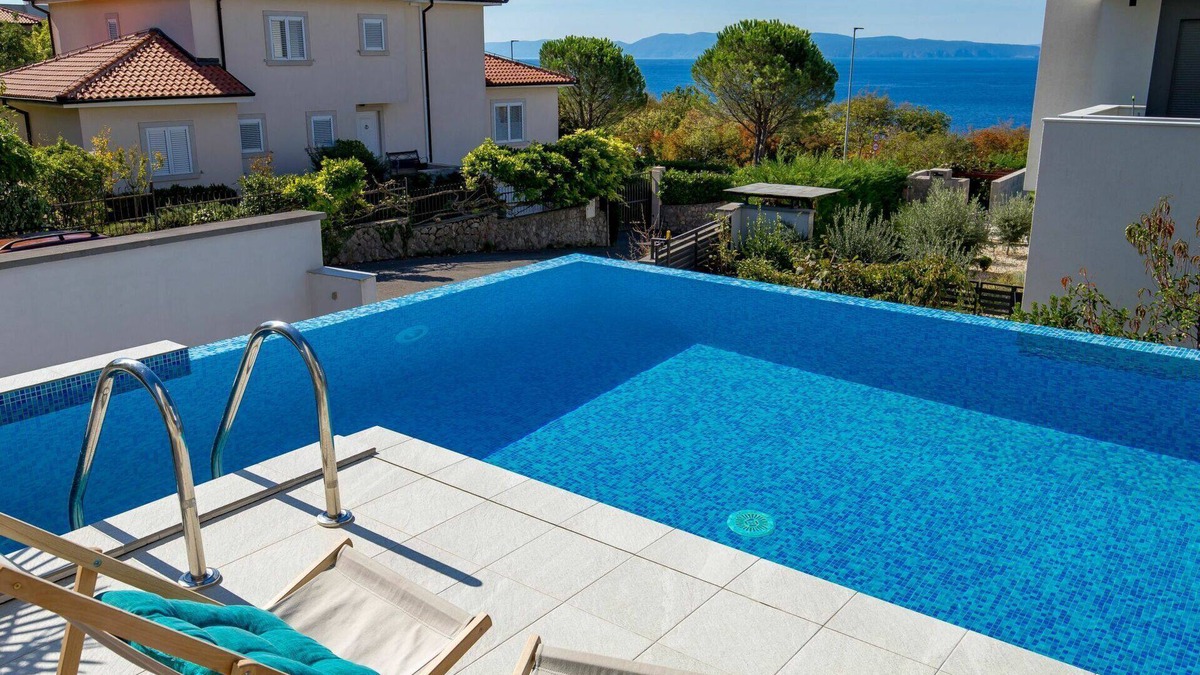 Zurkovo Apartment | Nice apartment for 8 people with A/C, private pool, WIFI, TV, terrace, pets allowed and parking