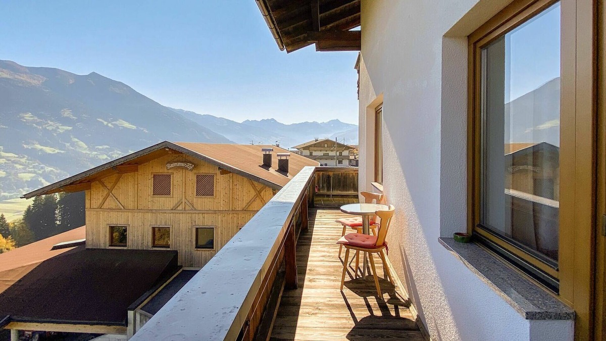 Schlitters Apartment | Nice apartment for 18 guests with WIFI, TV, balcony and parking
