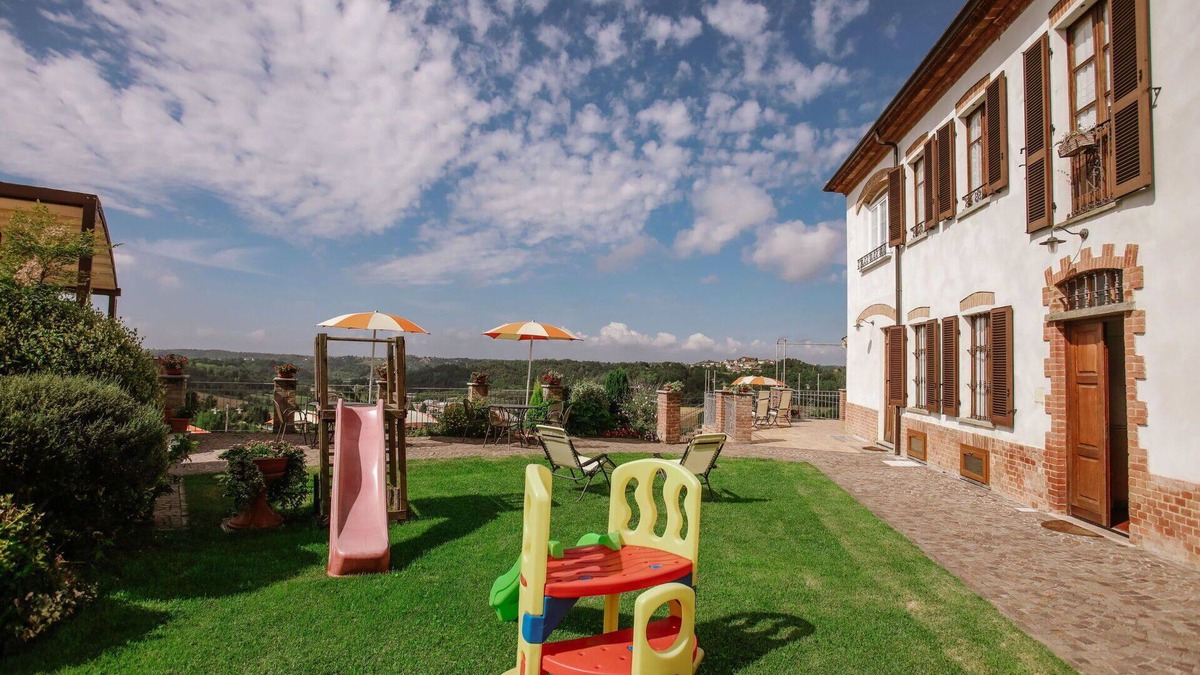 Cossombrato Apartment | Nice apartment for 4 guests with WIFI, A/C, pool, TV, patio and pets allowed