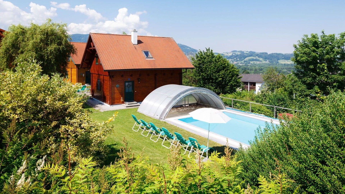 Schlierbach House | Nice apartment in villa for 4 people with pool, WIFI, TV, terrace, pets allowed and parking