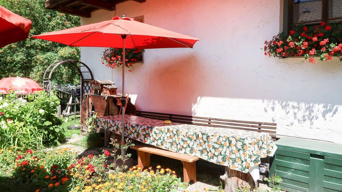 Kaunertal Villa | Nice apartment in villa for 4 guests with WIFI, TV, patio and pets allowed