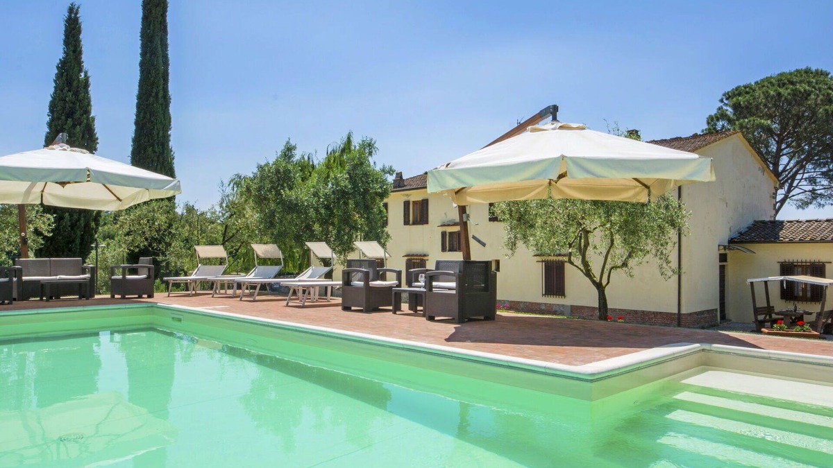 Lamporecchio Villa | Nice apartment in villa for 18 guests with private pool, WIFI, TV, balcony and pets allowed