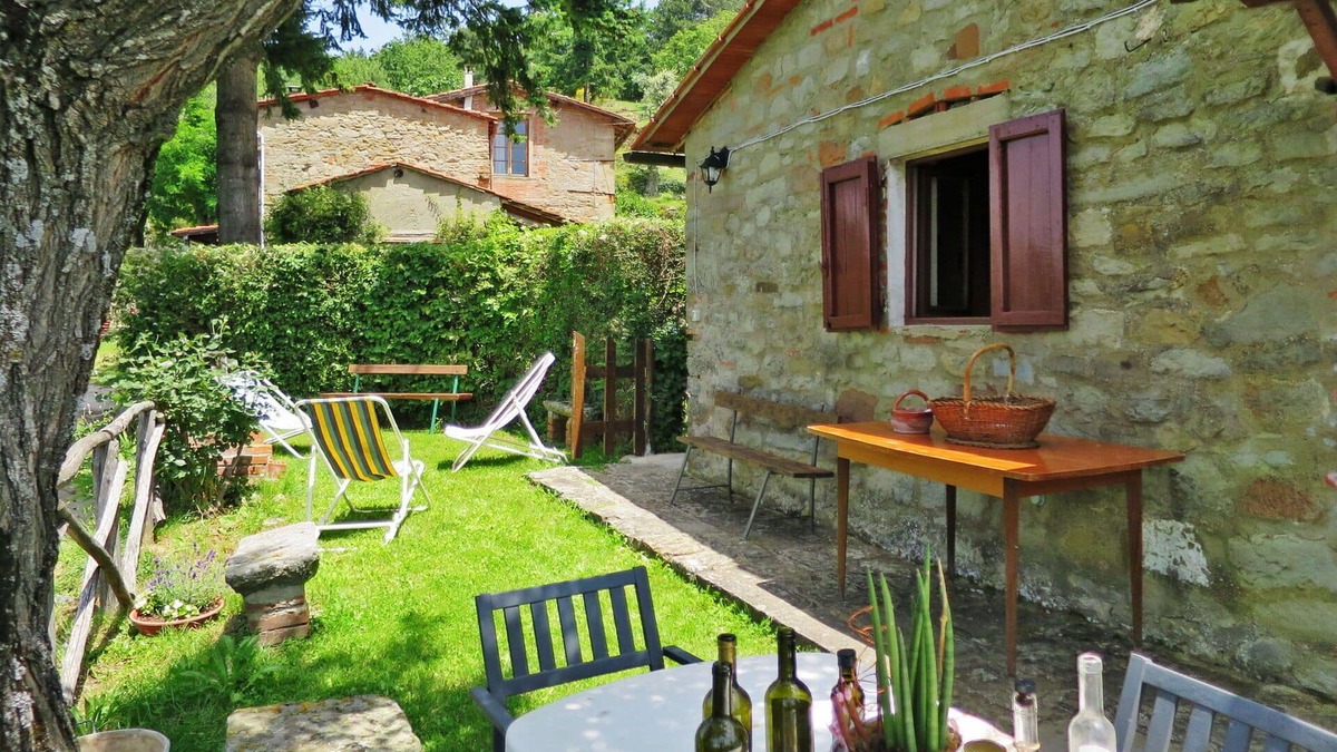 Castelfranco di Sopra Villa | Nice apartment in villa with WIFI, pool, TV, patio, pets allowed, panoramic view and parking