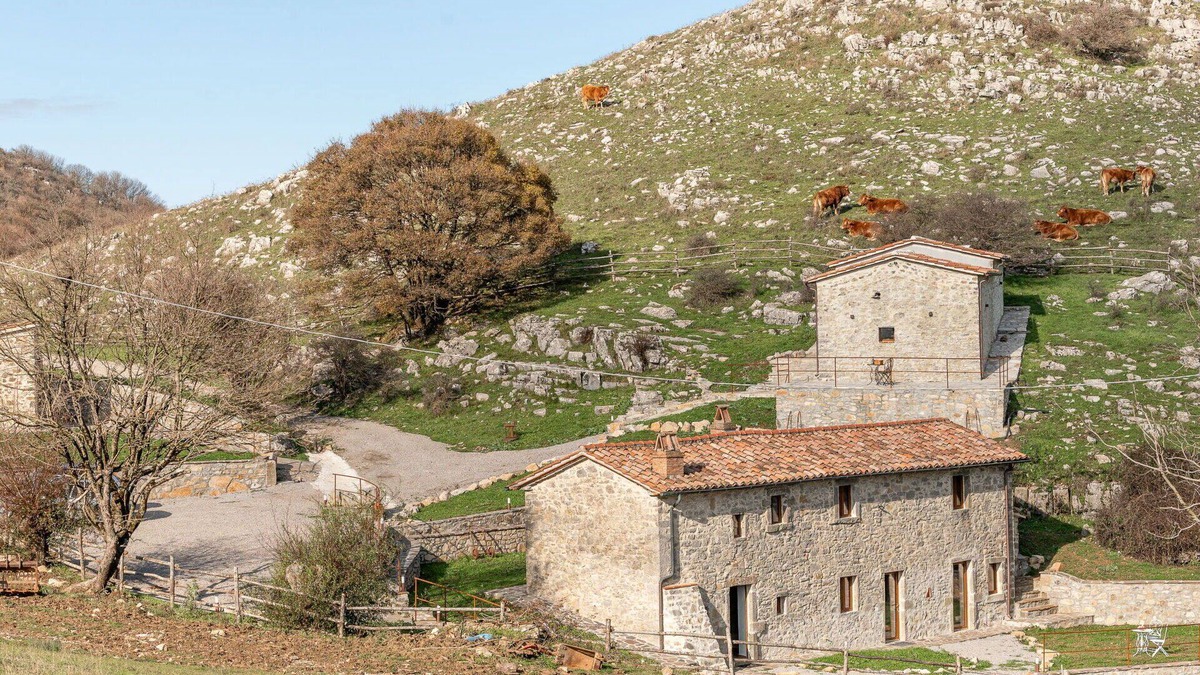 Arcidosso House | Nice apartment in villa for 2 guests with patio, pets allowed, panoramic view and parking