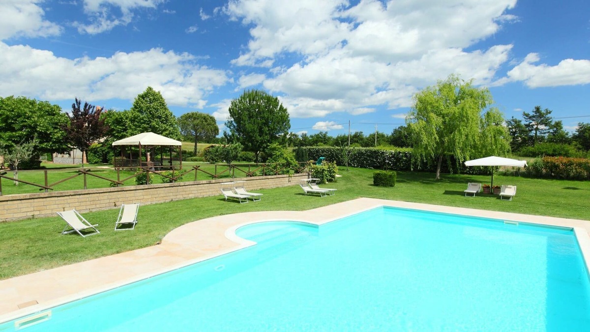Trevinano Villa | Nice apartment in villa for 4 people with WIFI, pool, TV, pets allowed and parking