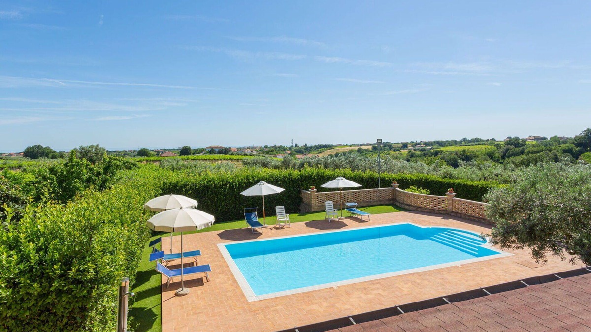 Crecchio House | Nice apartment in villa for 4 guests with pool, WIFI, TV, terrace and pets allowed