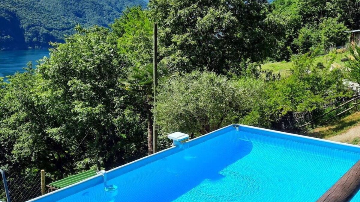 Porlezza House | Nice apartment in villa for 4 people with WIFI, pool, TV, patio and pets allowed