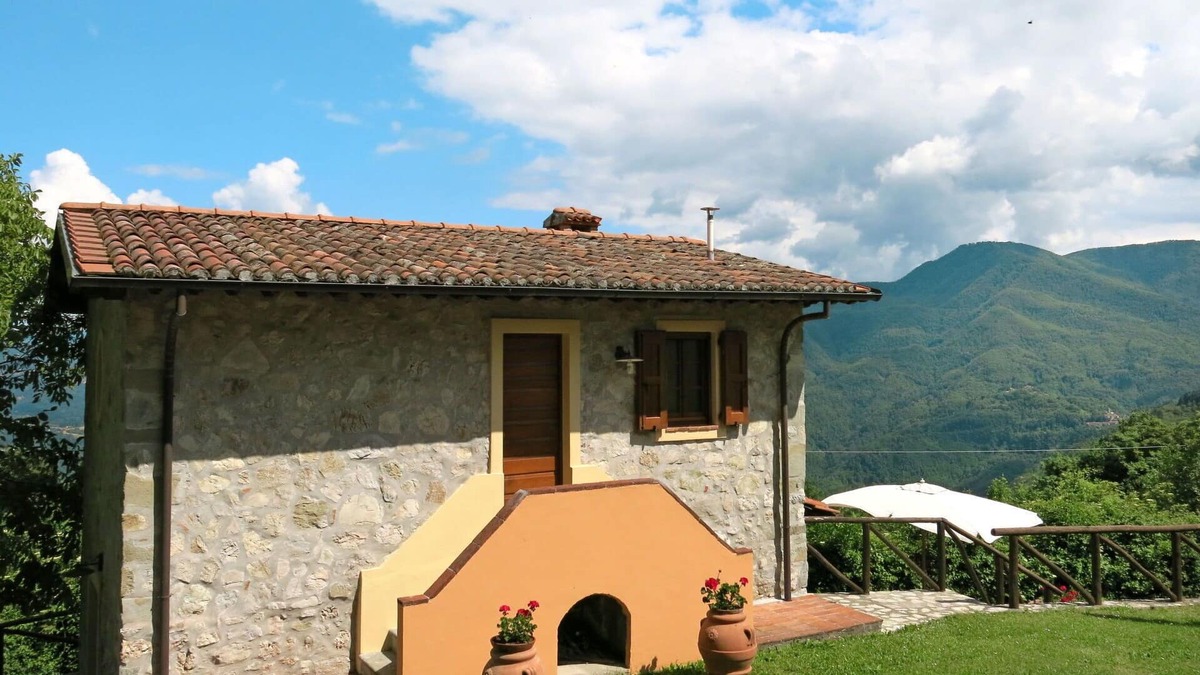 Molazzana Villa | Nice apartment in villa for 4 guests with pool, WIFI, TV, terrace, pets allowed and parking