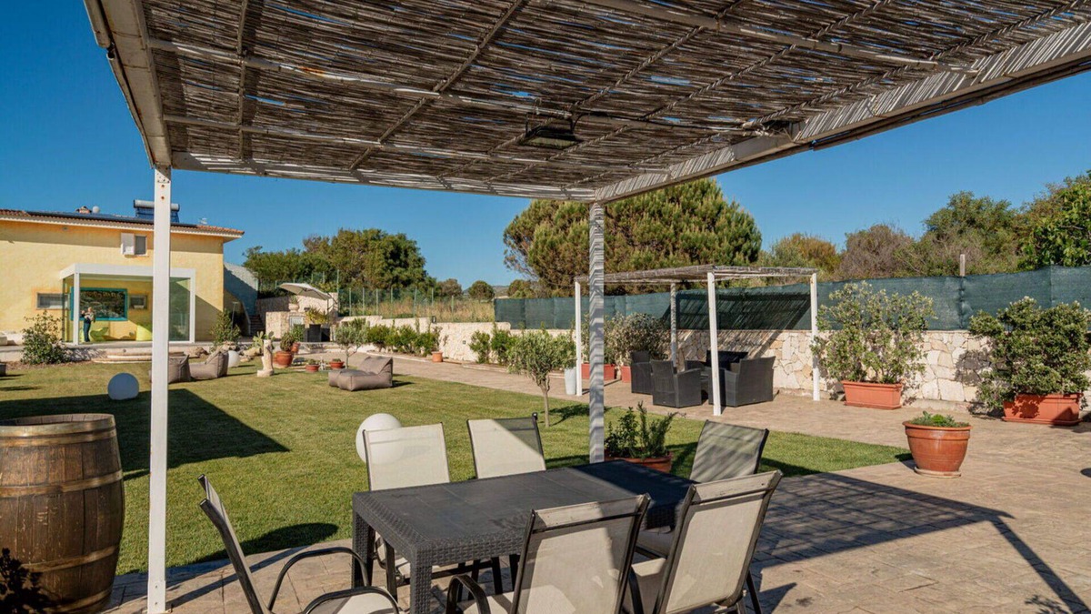 Eden Beach Villa | Nice apartment in villa for 11 people with A/C, WIFI, pool, TV, patio and pets allowed