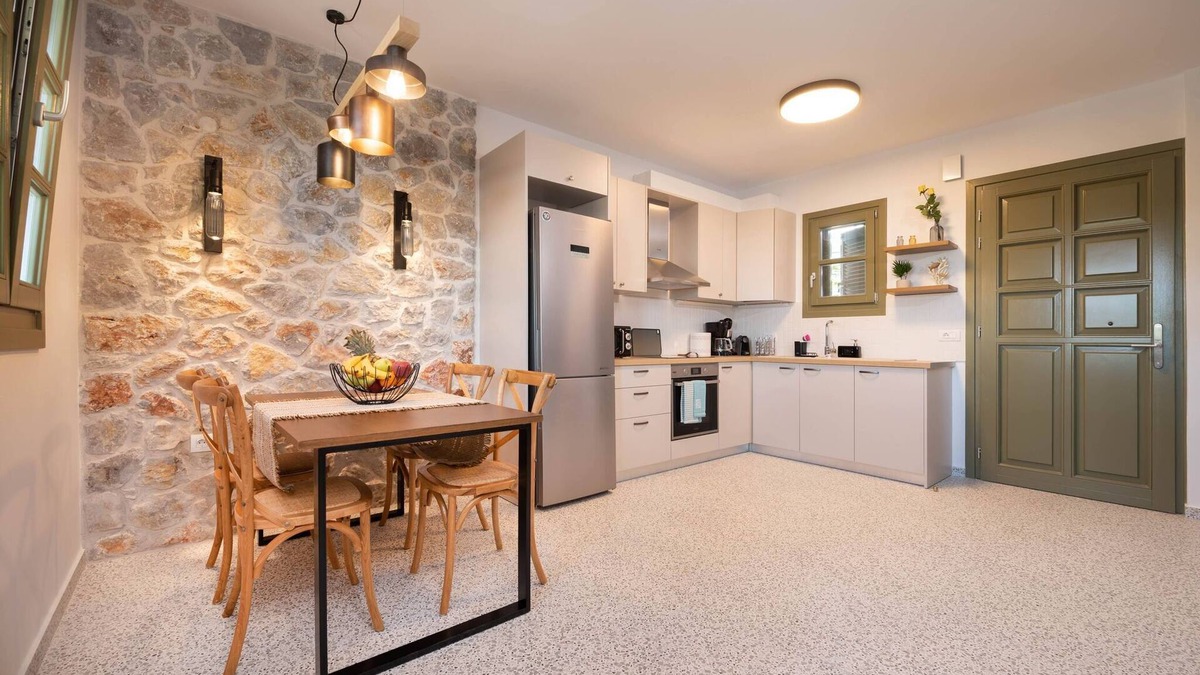 Lagoudi Zia House | Nice apartment in Zia with hot tub