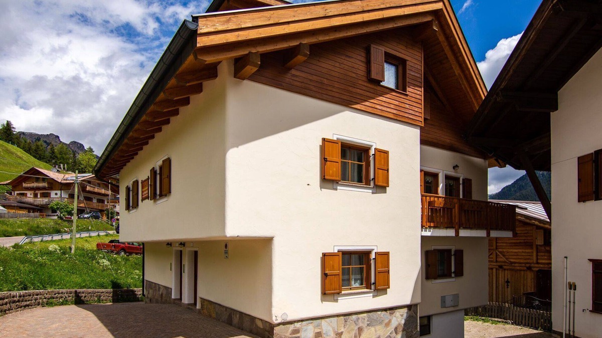 San Giovanni di Fassa House | Nice apartment in villa for 8 guests with WIFI, TV, balcony, pets allowed and parking