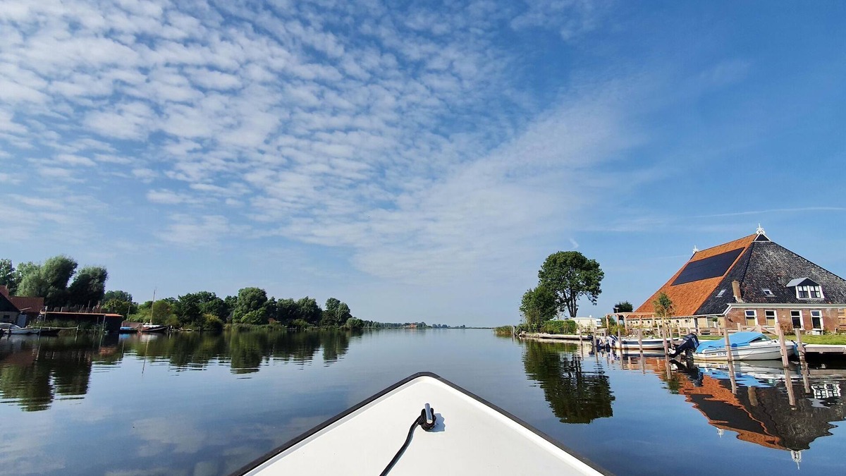 Heeg Boat Rental | Nice harbor lodge located in the marina