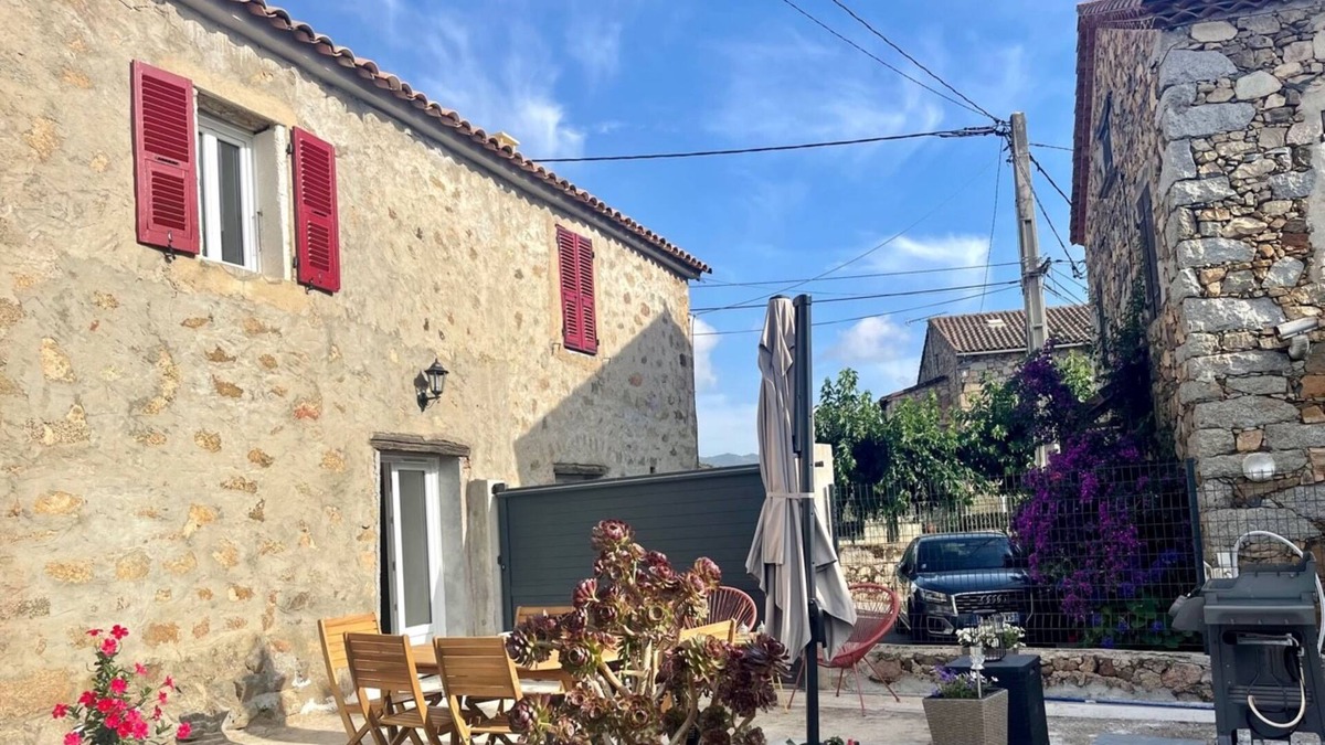 Ambiegna House | Nice holiday home with airconditioning, close to the beach!